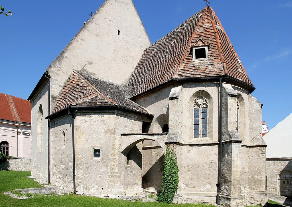 Die Südostansicht der Fischerkirche in der burgenländischen Stadt Rust. Im Vordergrund der Pankratiuschor (um 1400) und links die Marienkapelle aus der zweiten Hälfte des 13. Jahrhunderts, gestiftet von der Königin Maria von Ungarn.