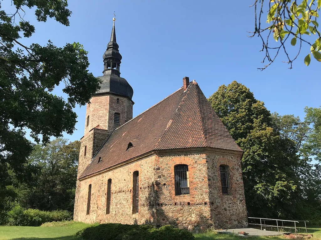 Die Dorfkirche Neupetershain-Nord in Neupetershain im Landkreis Oberspreewald-Lausitz ist eine Feldsteinkirche aus der ersten Hälfte des 15. Jahrhunderts. Im Innenraum steht unter anderem ein Altar aus der Zeit um 1700.