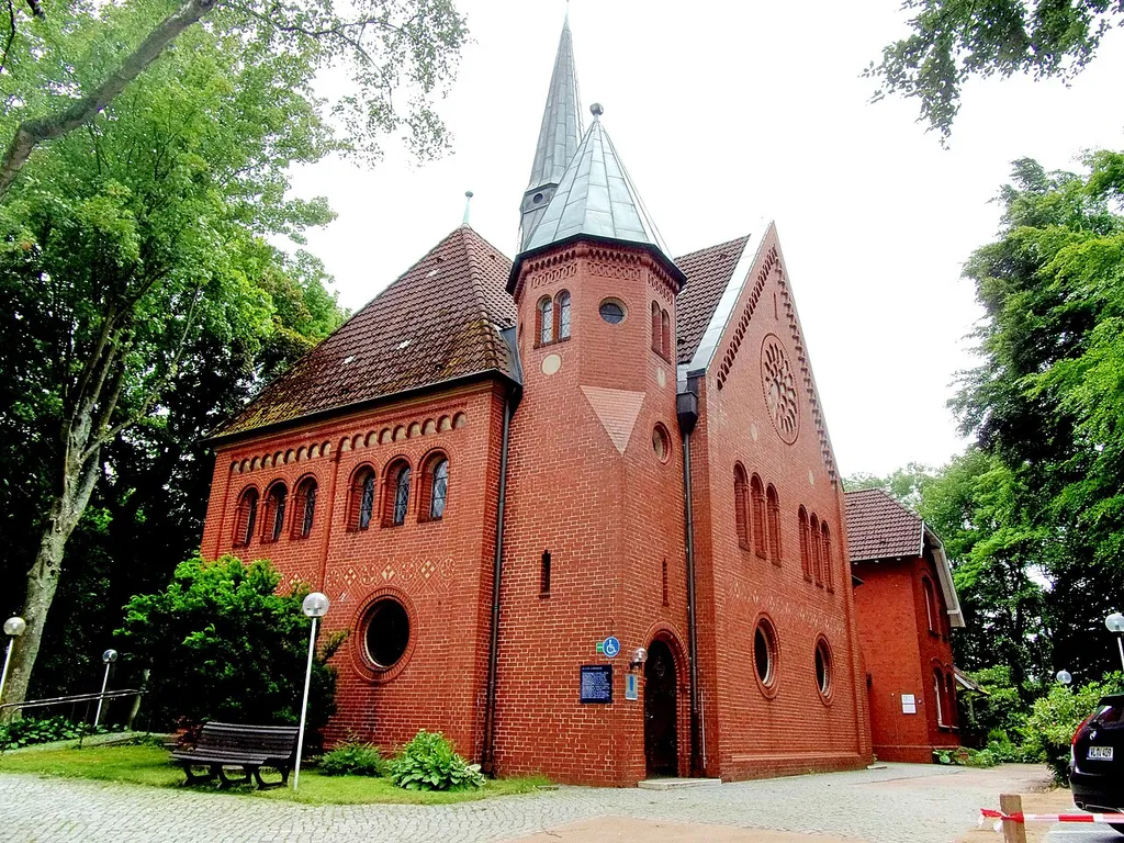 Die Lutherkirche in Hamburg-Eißendorf am Kirchenhang 21 wurde 1906 erbaut. Architekt Karl Mohrmann. This is a photograph of an architectural monument.It is on the list of cultural monuments of Hamburg, no. 28210.