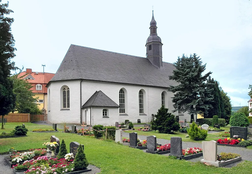 16.07.2016 09600 Weißenborn, Frauensteiner Straße 12 (GMP: 50.872465,13.399255): Evangelische Kirche. Mit hoher Wahrscheinlichkeit kann man davon ausgehen, daß von einer romanischen Kapelle oder Kirche fünf Baustufen zum heutigen aussehen des Kirchgebäudes geführt haben. [SAM6891.JPG]20160716105DR.JPG(c)Blobelt