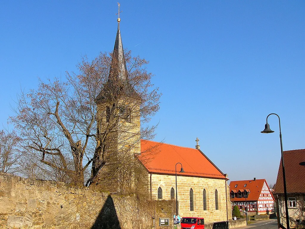Katholische Pfarrkirche St. Matthäus, ursprünglich Schlosskapelle Saalkirche mit Satteldach, eingezogenes polygonales Altarhaus und Westturm mit Spitzhelm, Sandsteinquaderbau, im Kern spätgotisch mit neugotischen Veränderungen, Westturm 1525, Langhaus im Kern 16. Jahrhundert, 1868/69 umgebaut und 1901 nach Osten erweitert; mit Ausstattung; Die Fresken Himmelfahrt Mariä und Evangelisten sind von dem Münchner Kunstmaler Josef Wittmannn, Maler des Neubarock und gemalt in 1948. Die Entwürfe zu den Fresken haben sich erhalten und sind mit seinen Entwürfen zur kirchlichen Malerei im Diözesanmuseum Regensburg. Ölbergkapelle, massiver Anbau mit Pultdach, 1711, mit gefassten Holzfiguren von Friedrich Theiler, nach 1800.