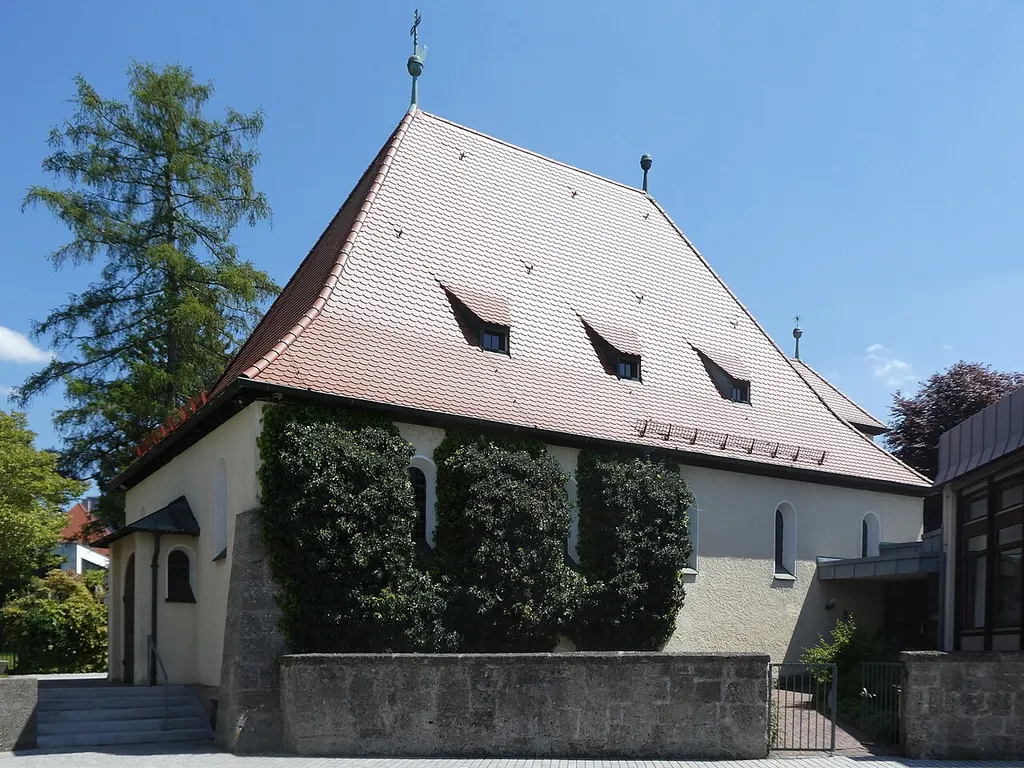 Aichach, Paul-Gerhardt-Kirche von Nordwesten gesehen.
