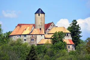 Sachgesamtheit Burg Altschönfels, mit den Einzeldenkmalen: Burg mit Bergfried, Kapelle und Vorburg (siehe Einzeldenkmalliste - Obj. 09237821) und dem Burgberg (mit Ringmauern und Resten der Gräben) als Sachgesamtheitsteil Burgstraße 34