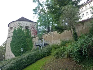 Alle Teile der nördlichen Stadtbefestigung, dazu gehören äußere Zwingermauer und innere Stadtmauer, der Teil der Stadtmauer östlich der Peterskirche bis Neißstraße 12 sowie Grünanlage im Nikolaizwinger zwischen Nikolaiturm und Peterskirche