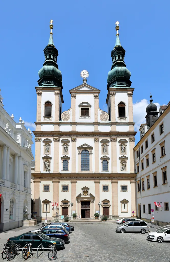 Die Universitätskirche bzw. neue Jesuitenkirche am Dr.-Ignaz-Seipel-Platz neben der alten Universität im 1. Wiener Gemeindebezirk Innere Stadt.Die Kirche wurde an der Stelle einer Kapelle um 1625 errichtet und erhielt ihre heutige Gestalt Anfang des 18. Jahrhunderts, indem unter anderem die Türme errichtete und neu fassadiert wurde. Nach der Aufhebung des Jesuitenordens 1773 ging die Kirche in den Besitz des Staates über. Nach der Wiederzulassung (1814) sind seit 1856 wieder Jesuiten in der Kirche tätig.