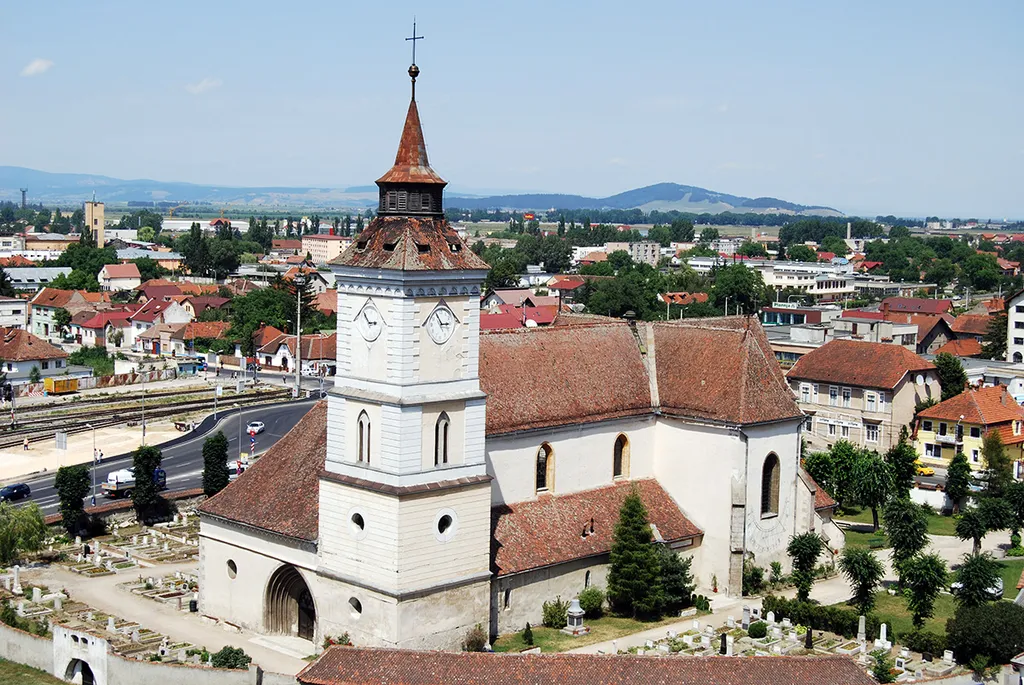 Vederea de la inaltime a bisericii Sf. Bartolomeu din Brasov si a incintei acesteia.