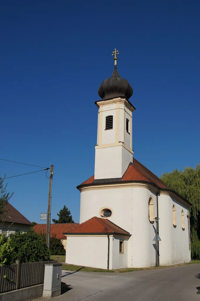 Katholische Nebenkirche St. Maria, Saalbau mit abgewalmtem Satteldach, eingezogenem Ovalchor und Chortürmchen mit Zwiebelhaube, im Kern spätmittelalterlich, 1584 renoviert (bezeichnet), 1759 grundlegend erneuert; mit Ausstattung This is a picture of the Bavarian Baudenkmal (cultural heritage monument) with the ID D-3-62-000-594 (Wikidata)