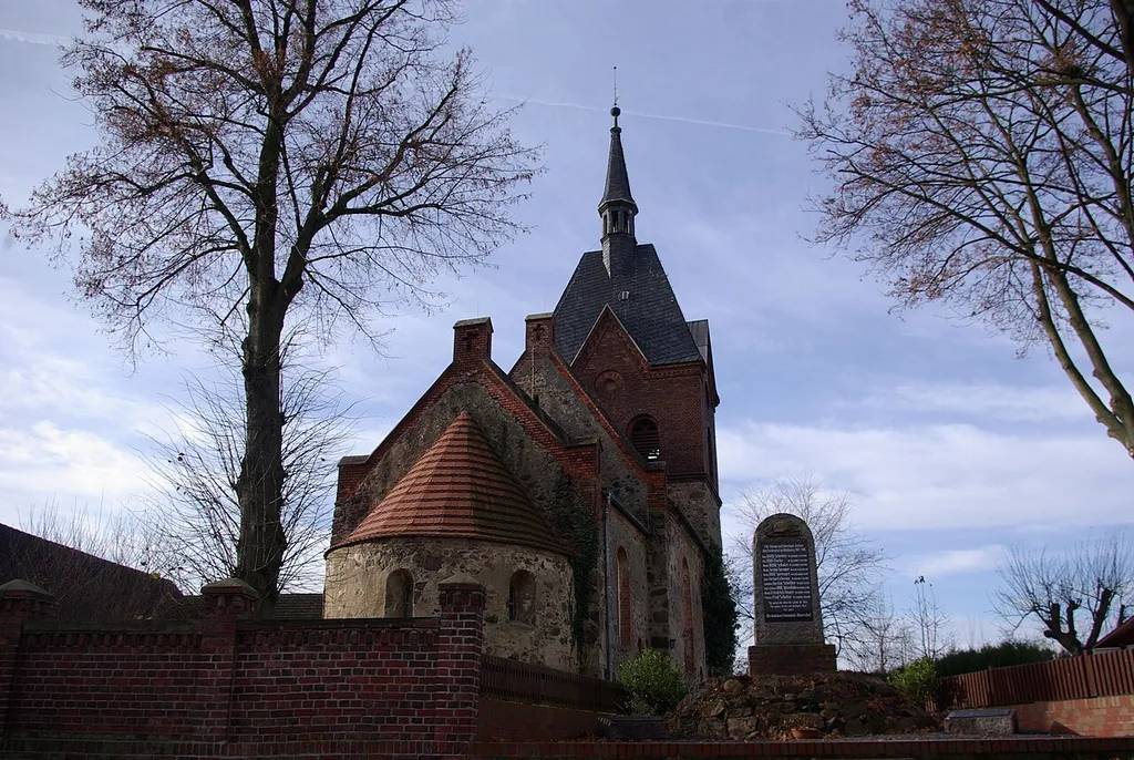 Ihlow Ortsteil Illmersdorf in Brandenburg. Die Dorfkirche stammt aus dem 13. Jahrhundert und steht unter Denkmalschutz.
