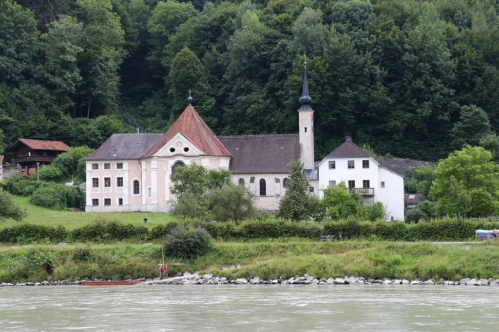 Kirche Maria Ach in der Gemeinde Hochburg-Ach, von der deutschen Seite der Salzach in Burghausen (Landkreis Altötting) aus gesehen