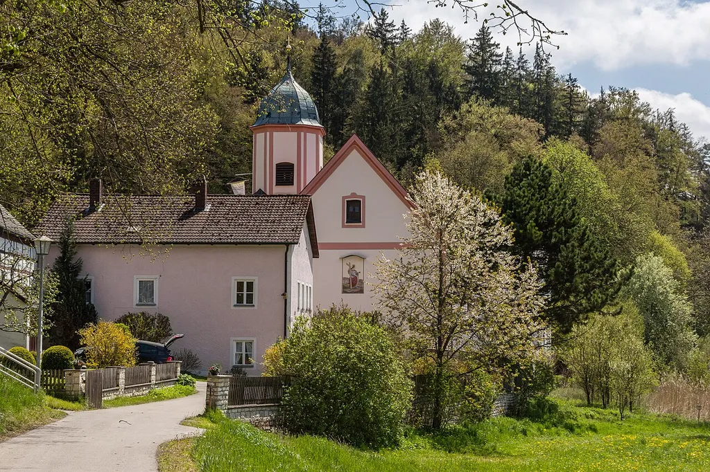 Das Ensemble umfasst die kleine, von einem Friedhof umgebene barocke Wallfahrtskirche Hl. Kreuz, von Domenico Barbieri 1756/57 im Wiesengrund des Schambachtals errichtet, und die sich zuordnenden Bauten von Pfarrhof und ehemaliger Schule, Scahmbach, Kipfenberg
