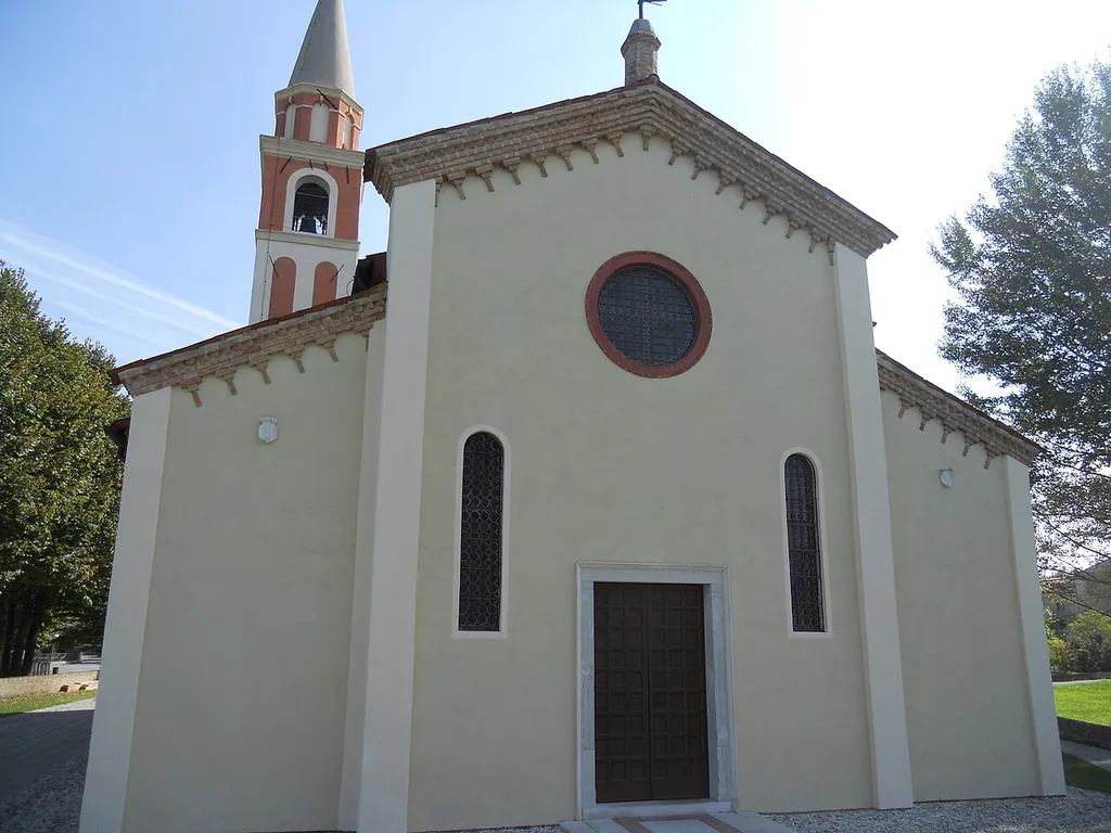 Chiesa parrocchiale di san Bartolomeo (Camino di Oderzo, Treviso, Italia), facciata.