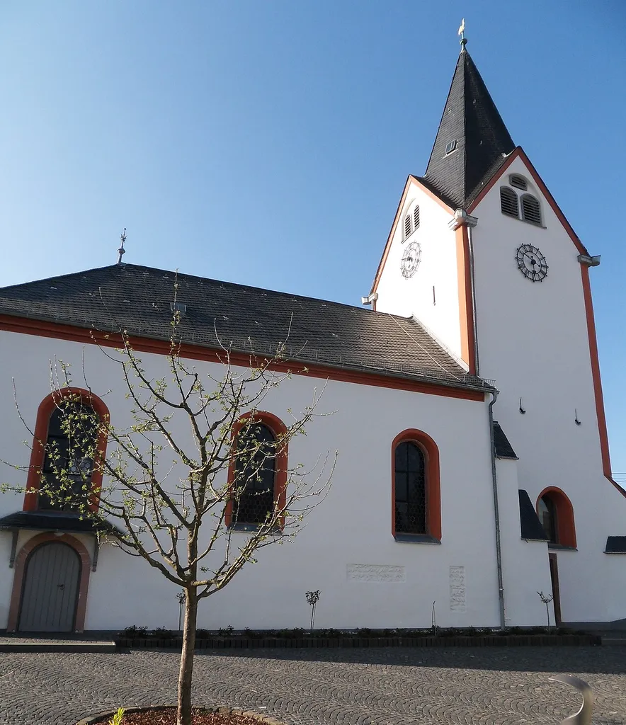 Evangelische Kirche in Wiesbaden-Kloppenheim, Blick aus dem Kirchhof nach Norden
