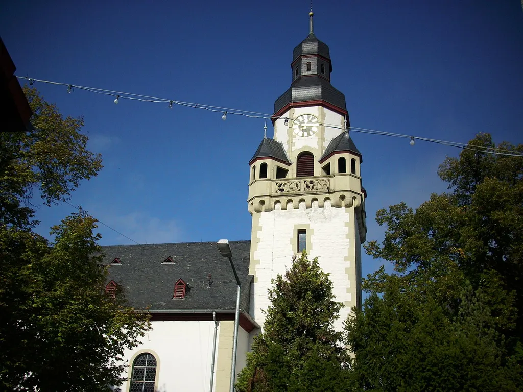 Nachbarocker Saalbau, 1808/09, Westturm 1901/02; Rest eines Wehrfriedhofs