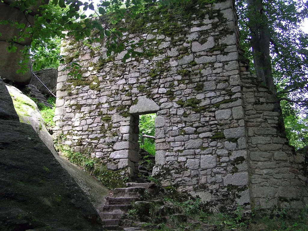 Description: Großer Waldstein, Kapellenruine Source: selbst fotografiert Date: 19. August 2005 Author: Schubbay