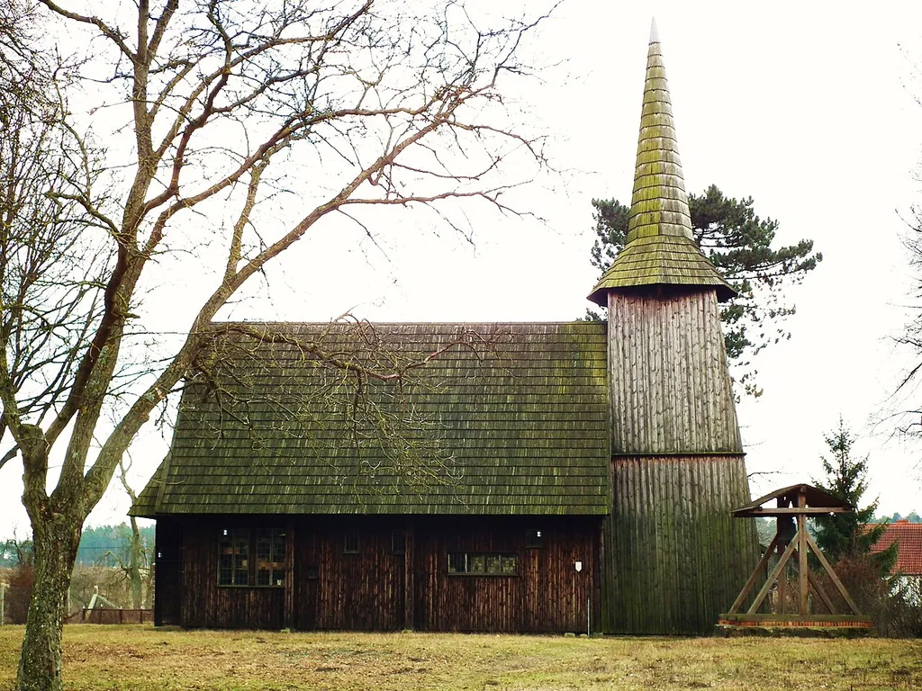 Brokęcino - dawny kościół ewangelicki, obecnie rzymskokatolicki filialny p.w. św. Kazimierza, kon. XVI (budowany bez użycia gwoździ, wieża z 1661, remontowany 1803 i 1913-1914)