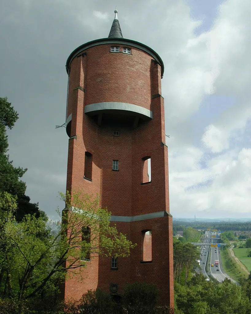 Rodgau Wasserturm Gesamtansicht oberhalb der Bundesstraße 45.