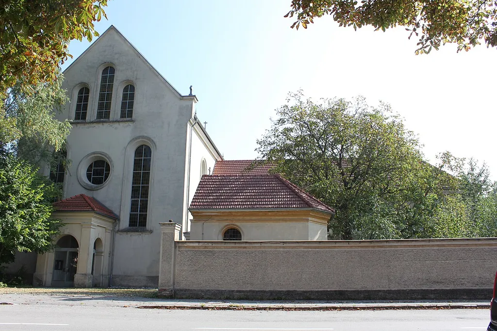 Kapuzinerkloster und Kapuzinerkirche Herz Jesu, im Vordergrund die Klostermauer und die eingebundene Kapelle
