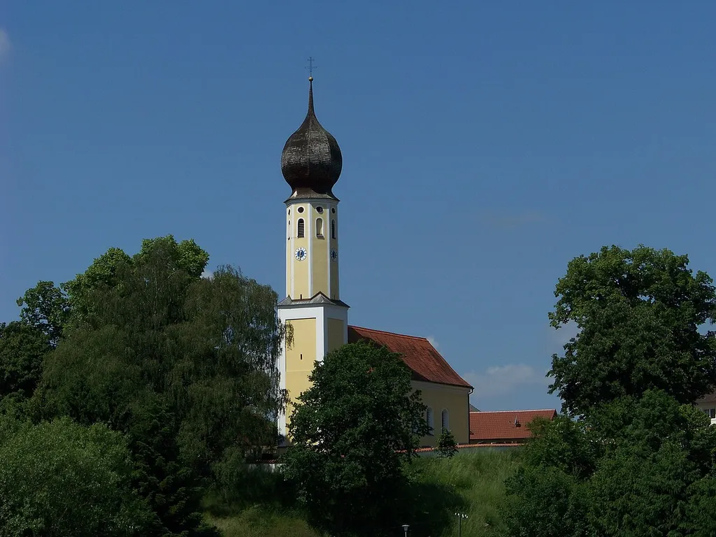 Arth bei Landshut. Katholische Filialkirche St. Katharina, Barockbau von Hans Widtmann, 1710; mit Ausstattung.