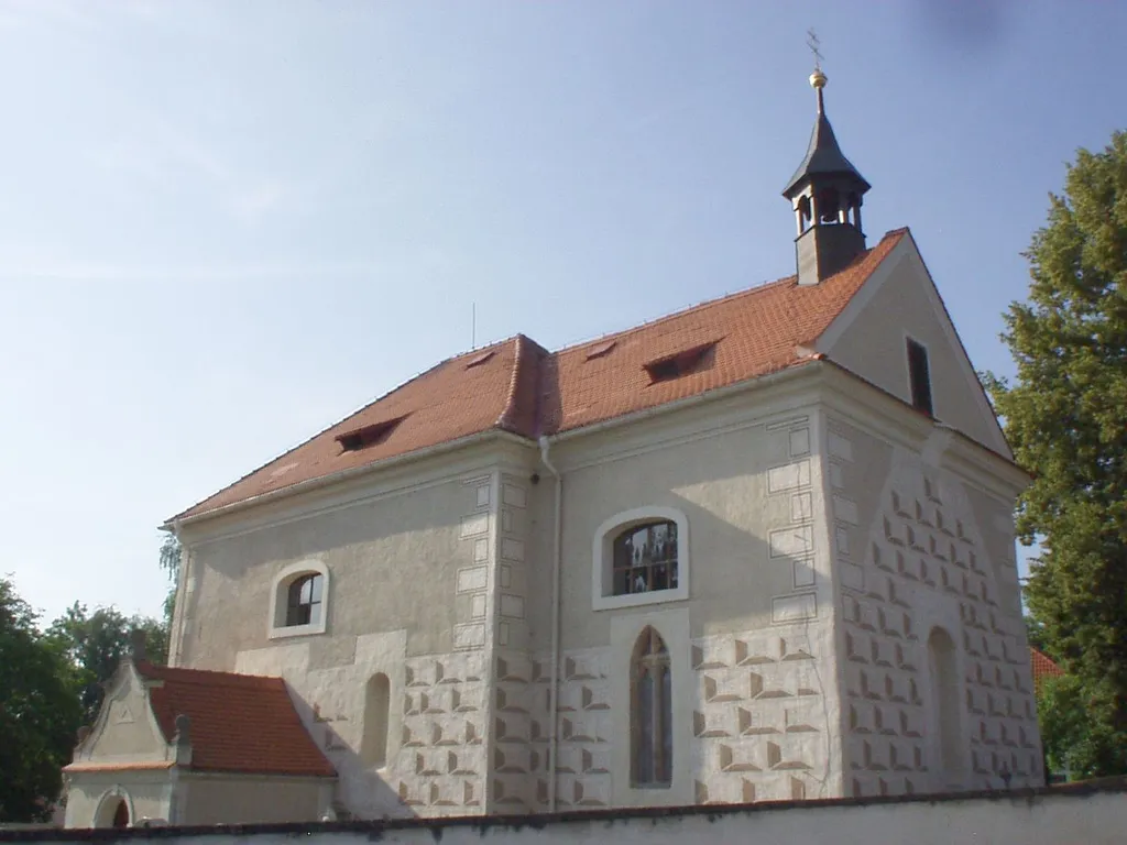 jednolodní filiální kostel sv. Ondřeje v Bezděkově byl postaven v raně gotickém slohu ve druhé polovině 13. století a později (v 16. a 18. století) upravován