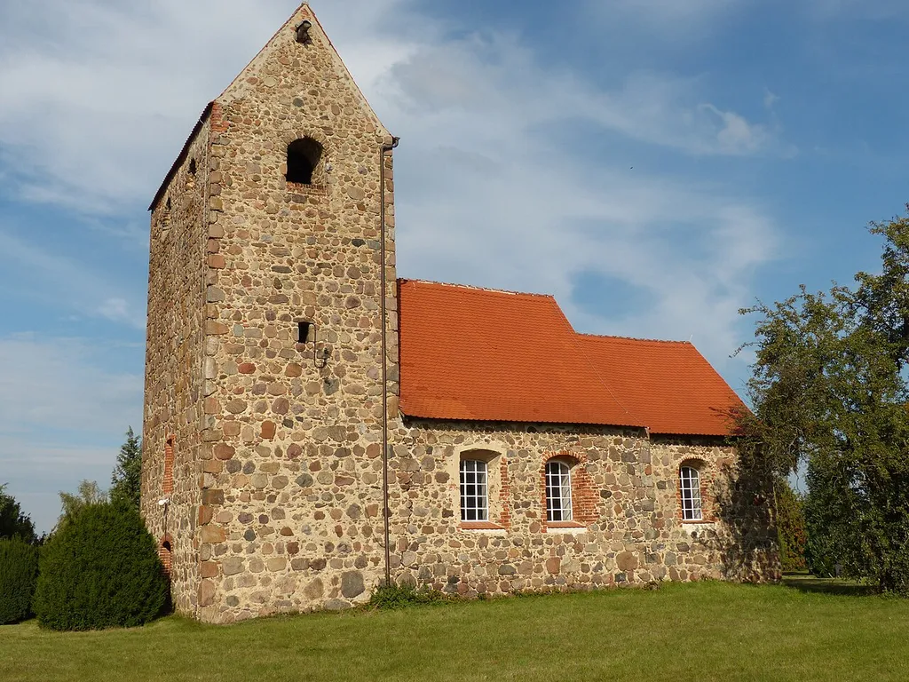 Kirche Königstedt, frühgotischer Feldsteinbau mit backsteingefassten Chorfenstern und (ehem.) Portalen