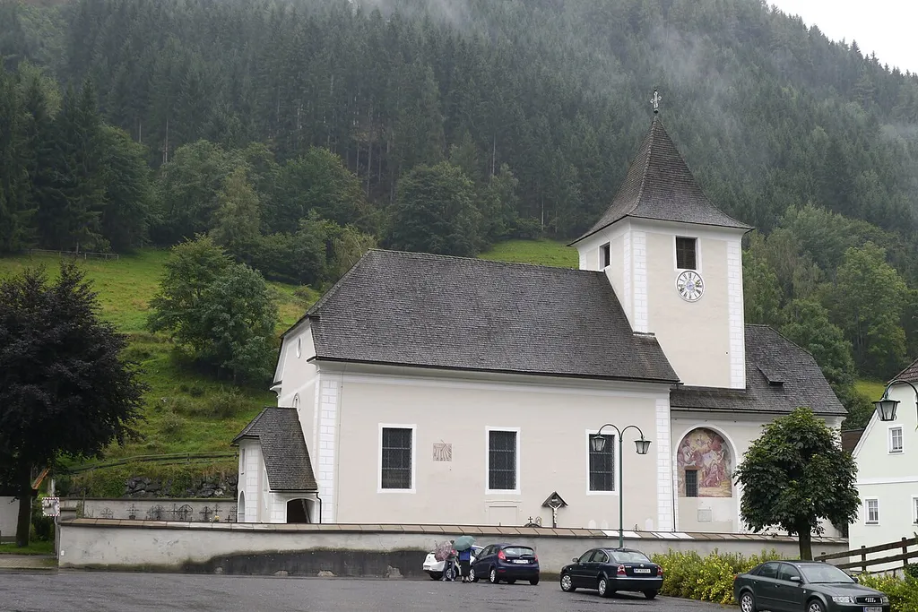 Kath. Pfarrkirche hl. Petrus und Friedhofsmauer