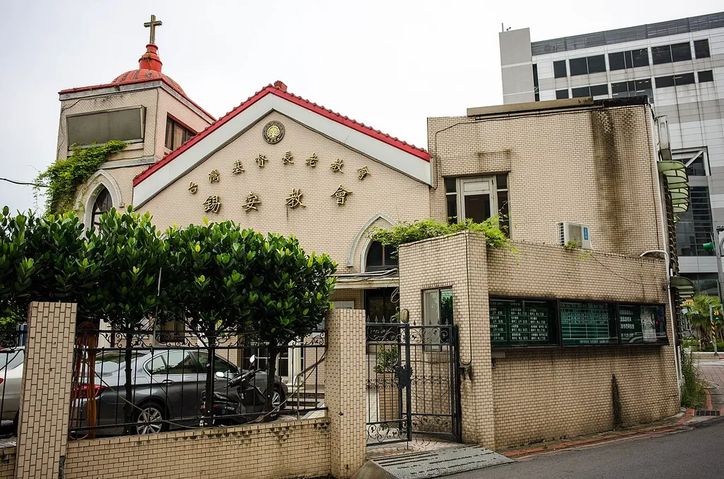 ​從玉成街近觀台灣基督長老教會錫安教會西北側。