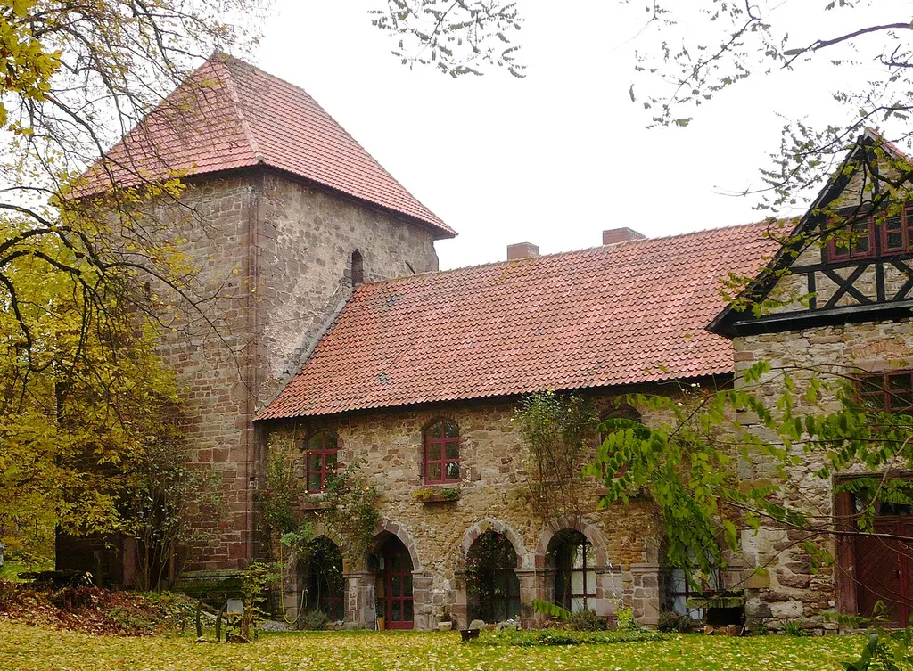 Ehemalige Pfarrkirche St. Martini im Oberdorf von Moringen, Landkreis Northeim, Südniedersachsen. Erste Pfarrkirche Moringens, Westturm aus dem 12. Jahrhundert, Langhaus 13. Jahrhundert. Seitenschiffe der romanischen Basilika 1730 abgebrochen. Seit 1850 keine kirchliche Nutzung mehr.