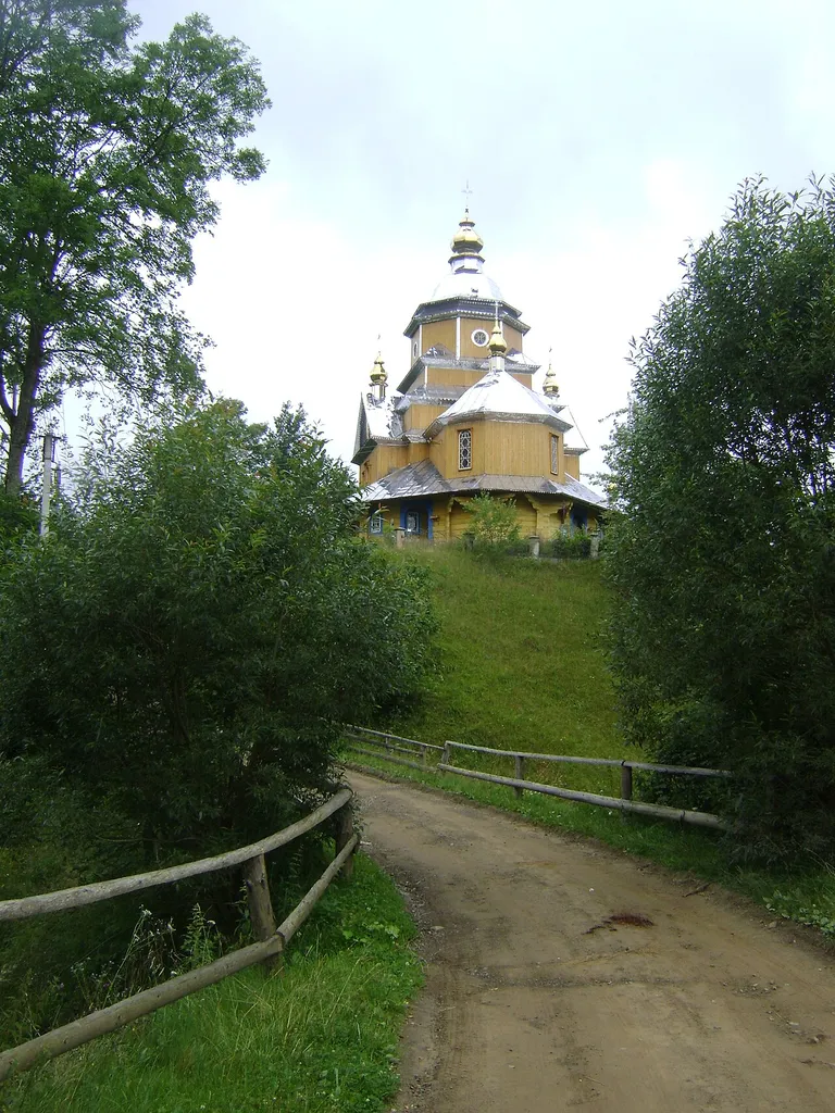 Церква в селі Лужки, Долинський район