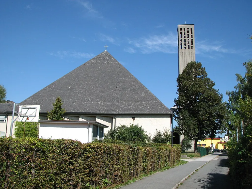 Kath. Pfarrkirche Taxham und Teil des Pfarrzentrums