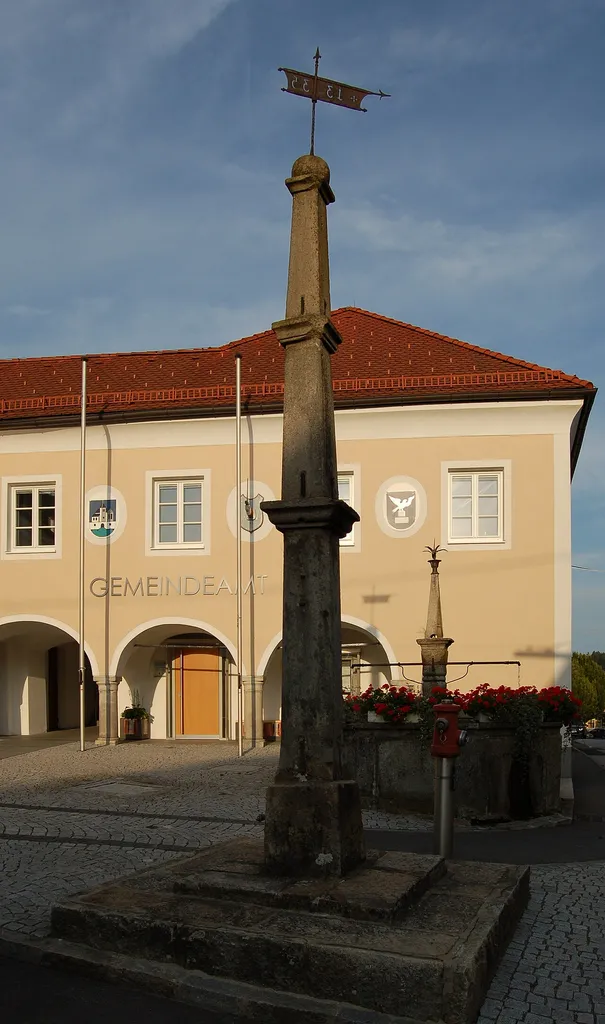 DiePranger der Gemeinde Hofkirchen im Mühlkreis im Bezirk Rohrbach (Oberösterreich). Der Pranger vor dem Rathaus besteht aus einer obeliskartigen Steinpfeiler mit profiliertem Gesims, Kugelaufsatz und erneuerter Blechfahne. Der um 1680 errichtete Pranger ist mit der Jahreszahl 1335 bezeichnet, dem fälschlichem Jahr der Markterhebung. This media shows the protected monument with ObjektID 14364 in Austria. (Commons, de, Wikidata)