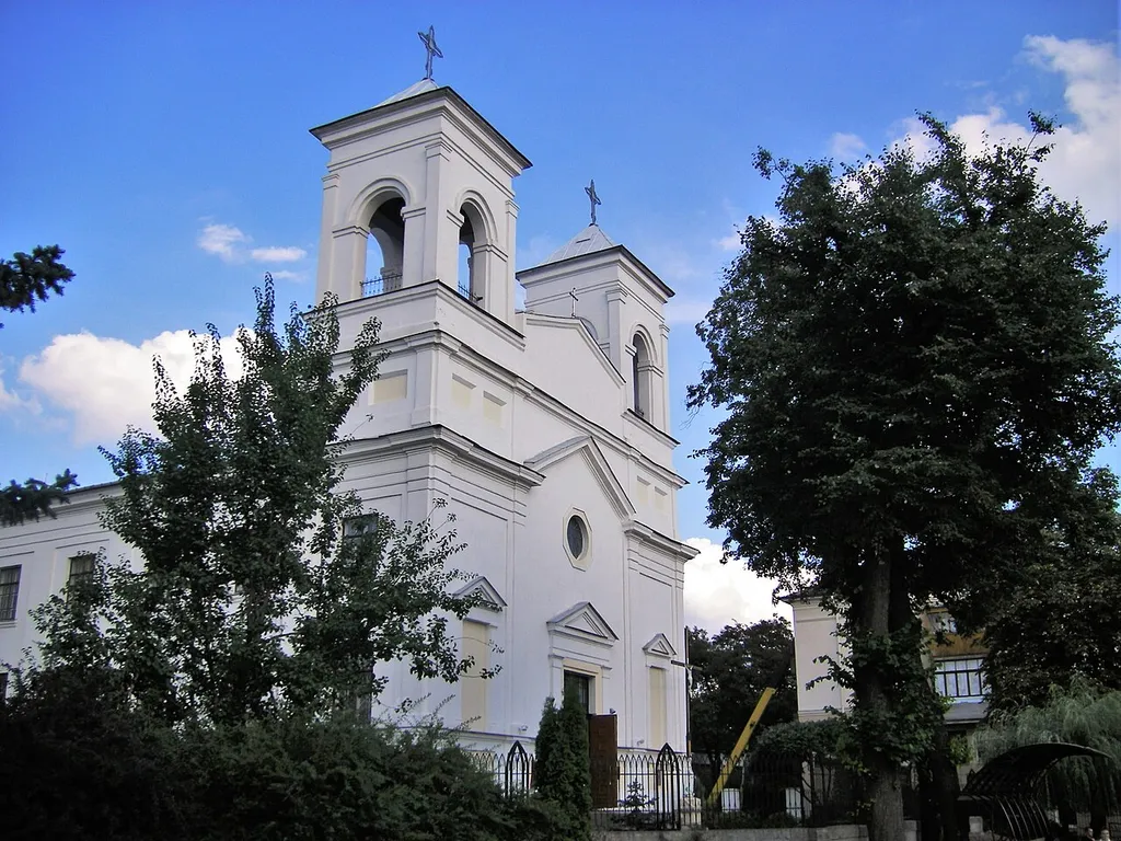 Brest, Catholic Krestovozdvizhenskyy church at the Lenin Place
