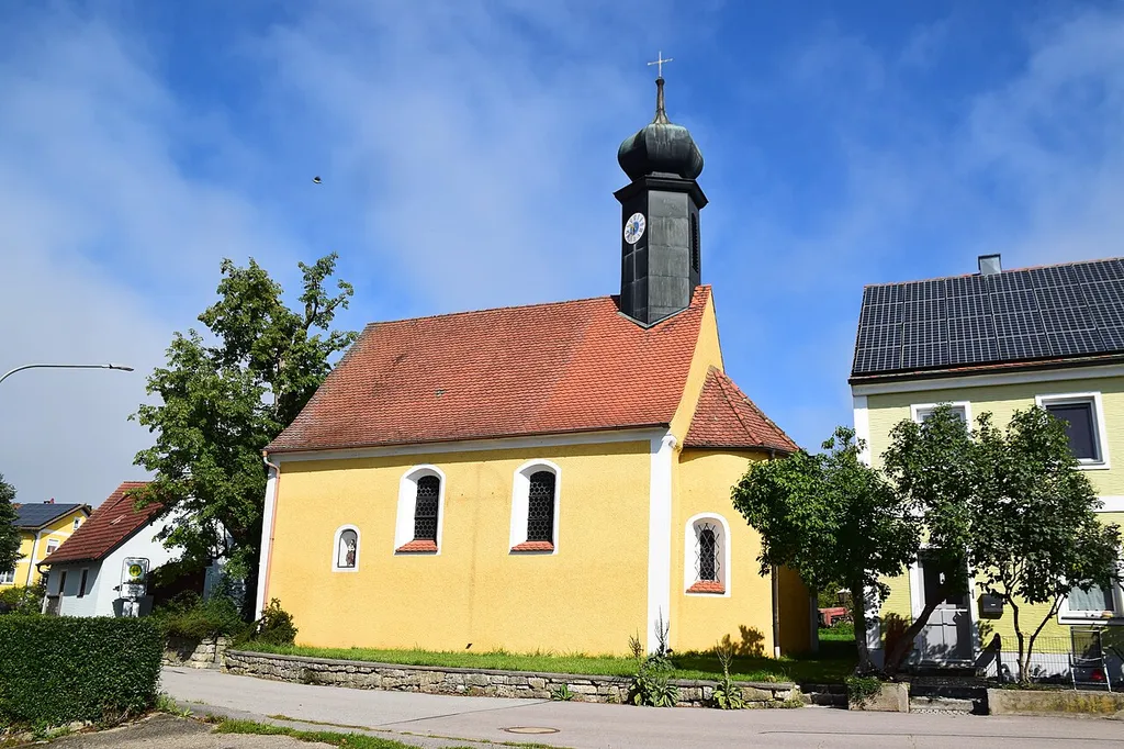 traufständiger Saalbau mit eingezogener Apsis, mit Dachreiter mit Zwiebelhaube, romanisch, Dachreiter barock
