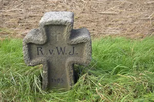 Gedenkstein Hauptstraße, in Richtung Bahnhof