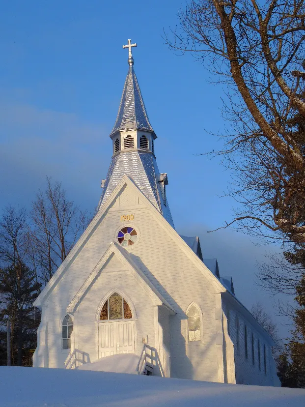 L'église Holy Trinity de Maple Grove dans la municipalité d'Irlande en Chaudière-Appalaches (Québec). Elle a été constuite entre 1900 et 1902. Elle a été citée monument historique en 2003.