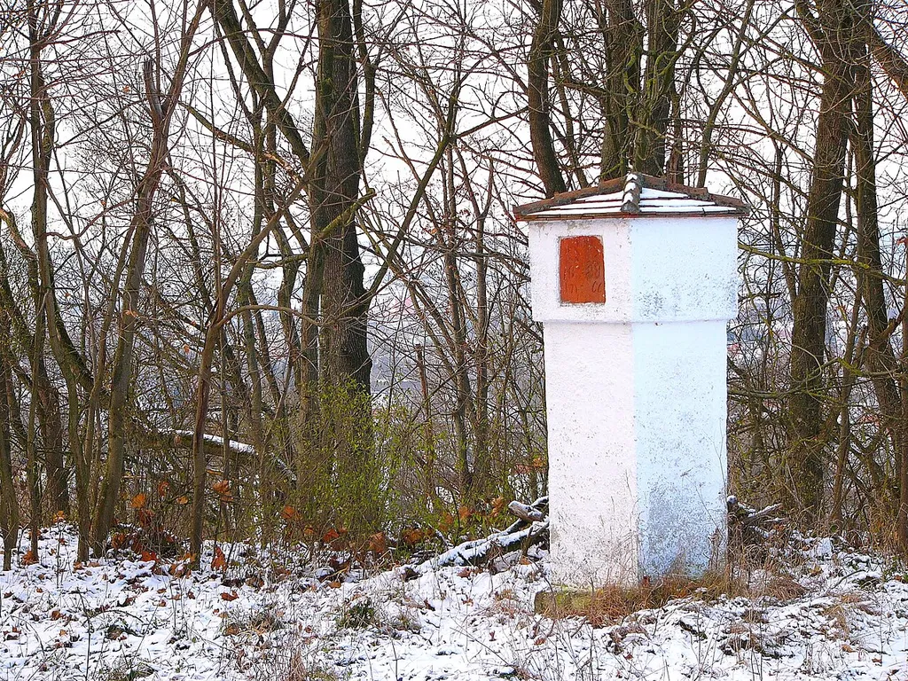 XIV. Burgfriedenssäule; mit Tonwappen, bez. 1766, 1838, 1878; steht am Höhenweg des Hangleitenwaldes, oberhalb der Schönbrunner Straße.