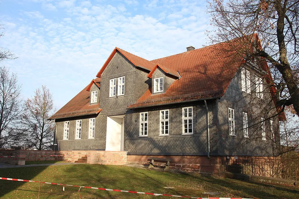 Gebäude auf dem Kirchhof von St. Michael. Laut http://www.kirchhain.de/hinterm_kirchhof_39.pdf ist das Gebäude auf den Mauern der de:Burg Kirchhain erbaut