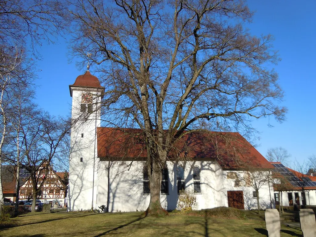 Die evangelische Auferstehungskirche in Riederich mit dem Naturdenkmal "Linde bei der Kirche" (Schutzgebiets-Nr. 84150620202).