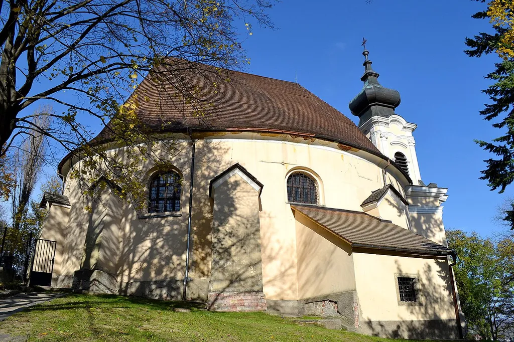 Celkový pohľad na Kostol svätých Kozmu a Damiána v bratislavskej mestskej časti Dúbravka. Kostol pochádza z r. 1720