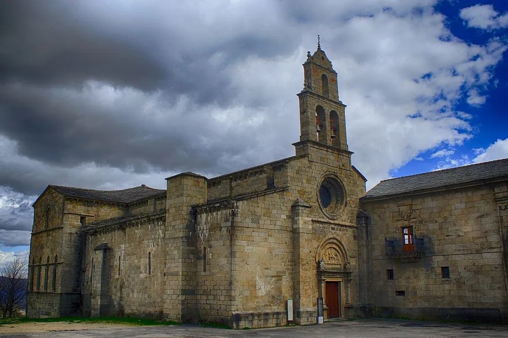 Monasterio de San Martín de Castañeda, de origen visigodo fue destruido por los musulmanes. Se restauró a finales del siglo IX o principios del X. Fue declarado Monumento Histórico Artístico Nacional el 3 de junio de 1931. San Martín de Castañeda, municipio de Galende Provincia de Zamora Castilla y León España