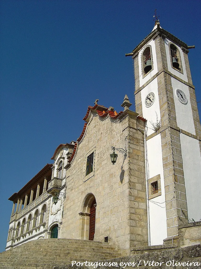 Igreja quinhentista e tardo-barroca, de planta longitudinal composta por uma nave, uma capela-mor mais estreita e uma sacristia e uma torre sineira adossadas. No interior, destaque para os retábulos de talha tardo-barroca. <a href="http://www.igogo.pt/igreja-matriz-de-sao-romao-igreja-de-nossa-senhora-do-socorro/" rel="nofollow">www.igogo.pt/igreja-matriz-de-sao-romao-igreja-de-nossa-s...</a> <a href="http://loc.alize.us/#/flickr:6945603266" rel="nofollow">See where this picture was taken.</a> <a href="https://www.flickr.com/groups/geotagging/discuss/72157594165549916/">[?]</a>