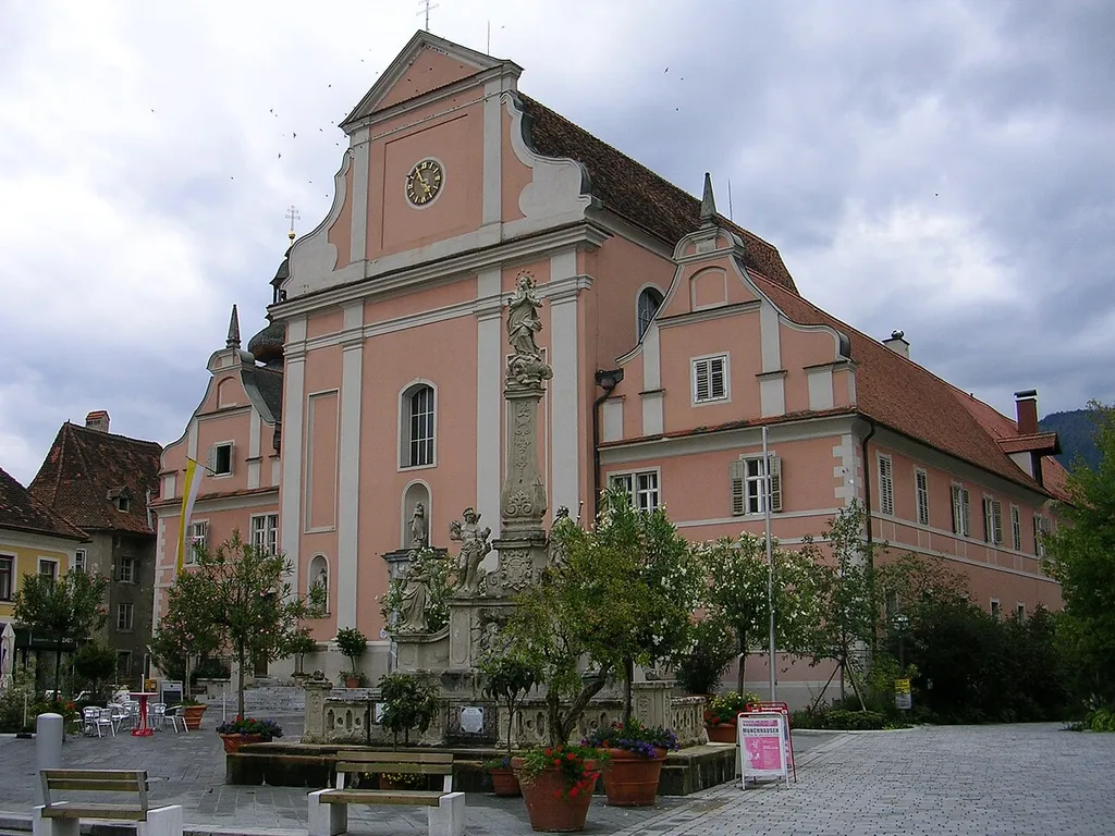 Die PFarrkirche in Frohnleiten am Hauptplatz. This media shows the protected monument with ObjektID 56613 in Austria. (Commons, de, Wikidata)