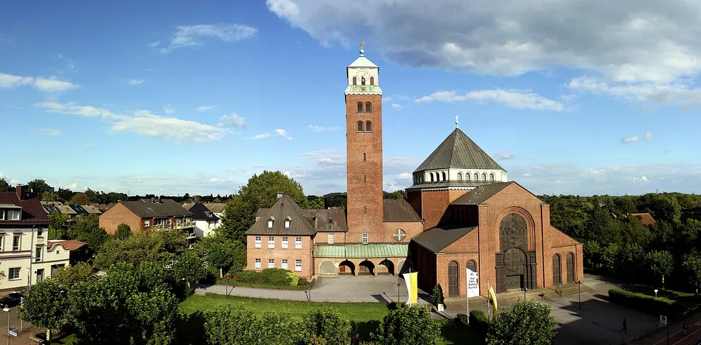 Ansicht auf die Westfassade der Heilig Kreuz-Kirche.