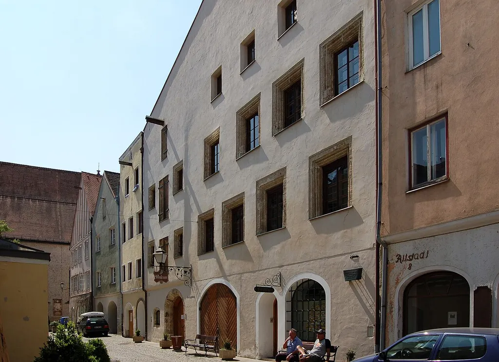 Die Alte Herzogsburg (Bezirksmuseum) in der Altstadt Nr. 10 in Braunau am Inn (Oberösterreich). This media shows the protected monument with ObjektID 41731 in Austria. (Commons, de, Wikidata)