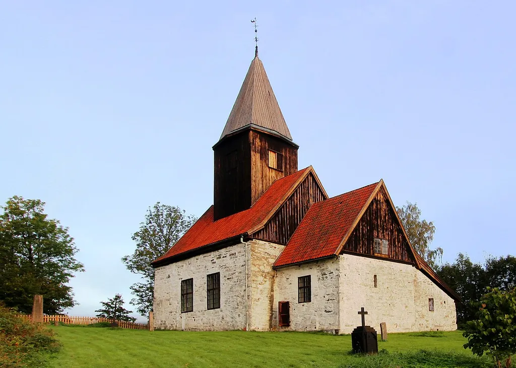 Fiskum gamle kirke i Øvre Eiker. Beskåret versjon av opplastet bilde.