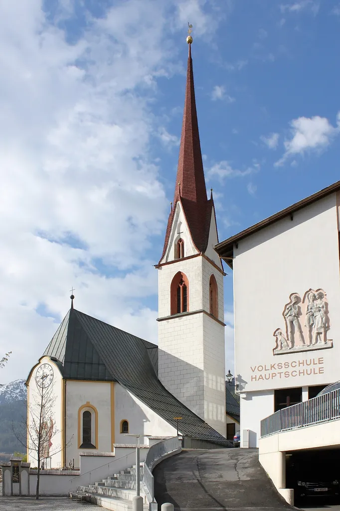 Die Pfarrkirche Mariä Heimsuchung in Sölden. Originalbild siehe Source.