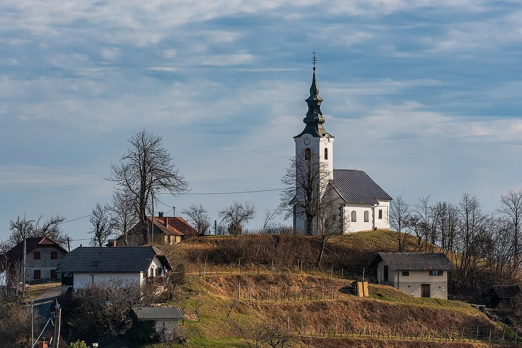 Cerkev stoji na vrhu razglednega in z vinogradi zasajenega Malega Vinjega vrha, ob njej raste mogočna lipa. Datacija: 17. stol., druga polovica 18. stol.
