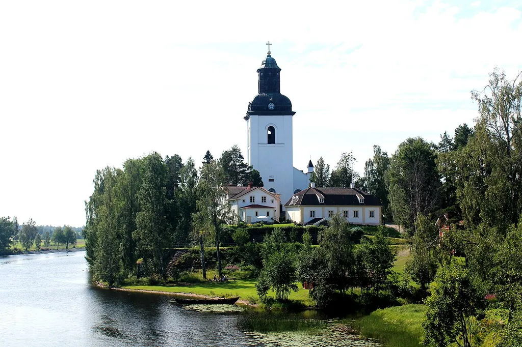 Utsikt från norr över Ljusnan, Järvsö kyrka och prästgården