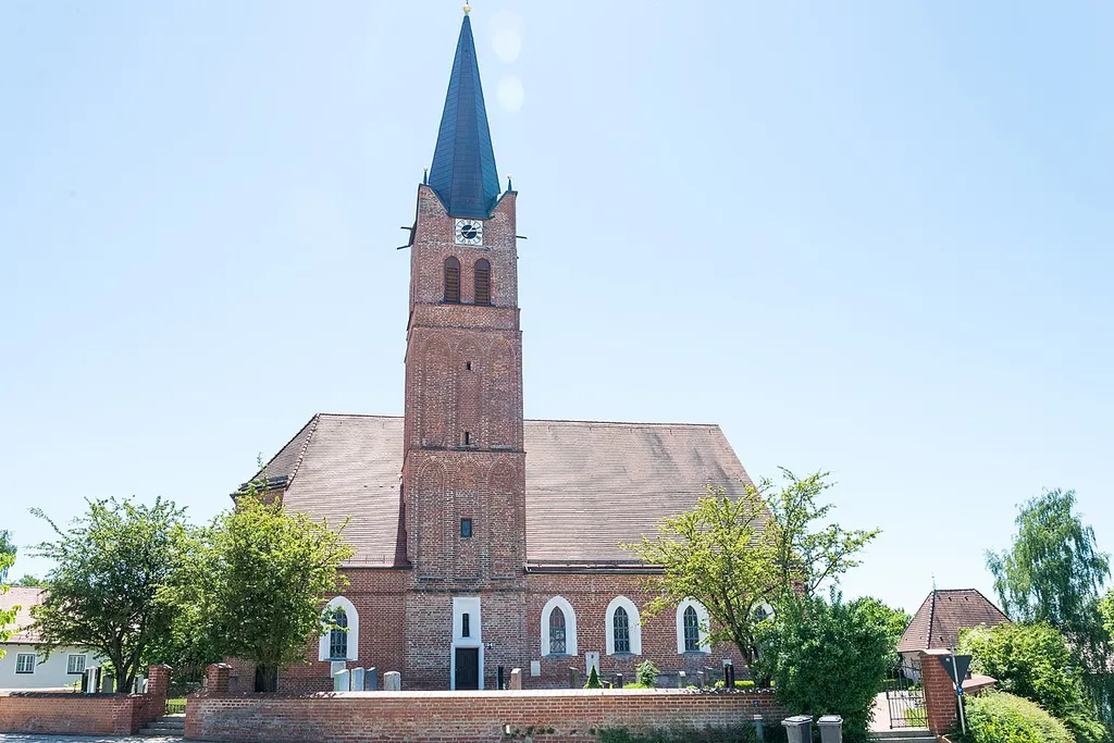 Katholische Pfarrkirche St. Johann Baptist: Saalkirche, spätgotischer ziegelsichtiger Backsteinbau, 15. Jahrhundert, Wandpfeilersaal in der ersten Hälfte des 18. Jahrhunderts nördlich erweitert, nördlich Chorflankenturm mit Spitzhelm über Eckzinnen, teilweise mit Spitzbogen verblendet; mit Ausstattung.