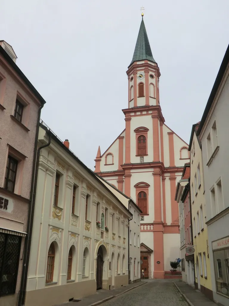 Straubing; Blick in Richtung Osten längs der Zollergasse auf die Carmelite Abbey Native name Karmelitenkloster Location Straubing, Lower Bavaria, Germany Coordinates 48° 53′ 01.68″ N, 12° 34′ 21.36″ E Authority file : Q1734056 VIAF: 159670501 LCCN: n2008009259 WorldCat institution QS:P195,Q1734056
