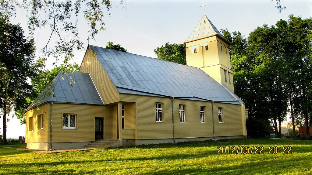 Naujosios Ūtos bažnyčios pietvakarinė pusė. Nuotrauka daryta 2012.05.22 d.Autorius Vytautas Degutis.Pateikiama sulicencija.
